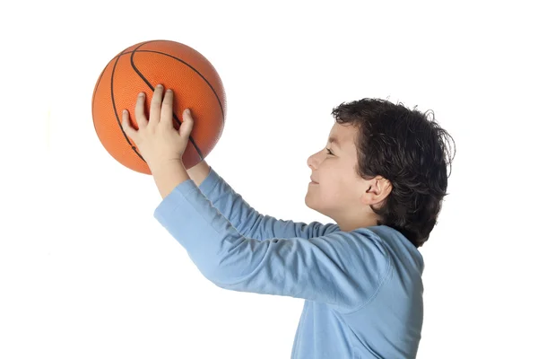 Piękne dziecko z koszem piłka strzelanie — Zdjęcie stockowe