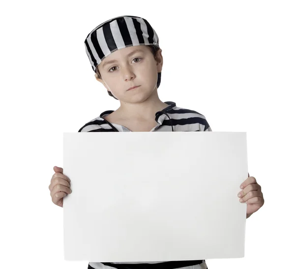 Грустный ребенок в костюме заключенного и с пустым плакатом — стоковое фото