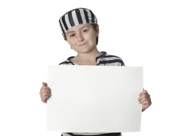 Улыбающийся ребенок в костюме заключенного и с пустым плакатом — стоковое фото
