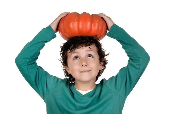 大きなかぼちゃと美しい小さな男の子 — ストック写真