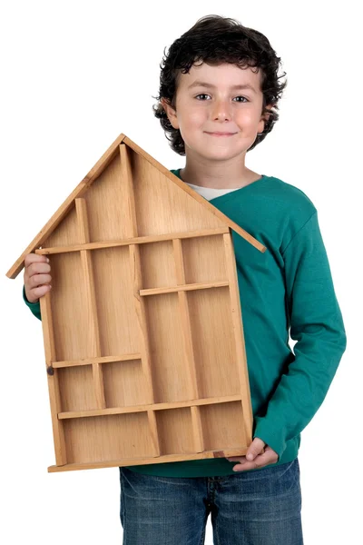 Adorable niño con casa de madera — Foto de Stock