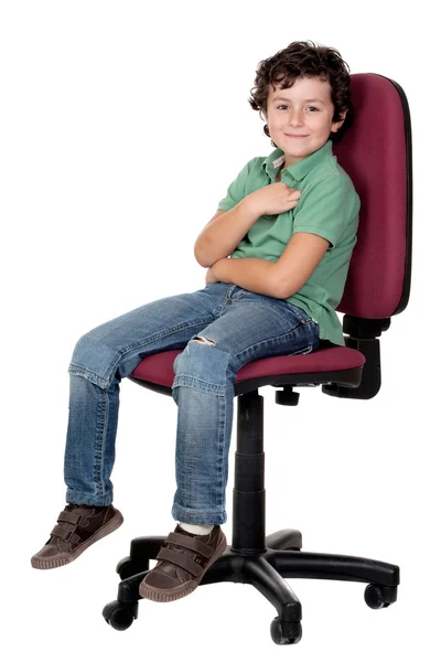 Schattige kleine jongen die zittend op grote stoel — Stockfoto