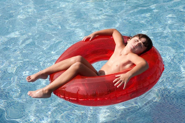 Розслаблена дитина в басейні — стокове фото