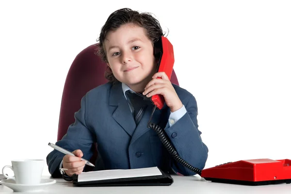 Маленький бизнесмен в офисе — стоковое фото