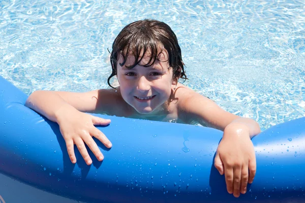 Αξιολάτρευτο μικρό αγόρι στην πισίνα- — Φωτογραφία Αρχείου