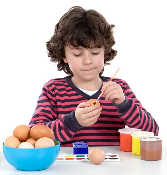 Criança adorável adornando ovos de Páscoa — Fotografia de Stock