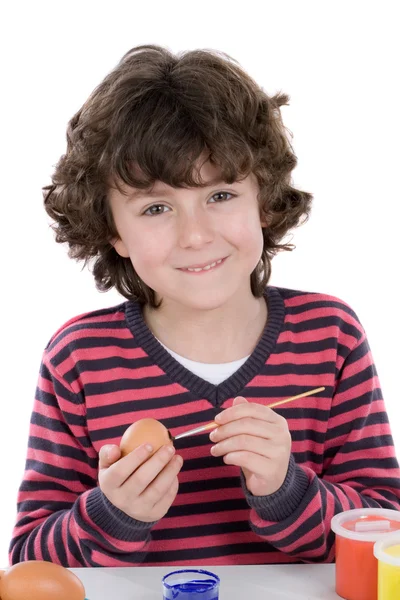 Criança adorável adornando ovos de Páscoa — Fotografia de Stock