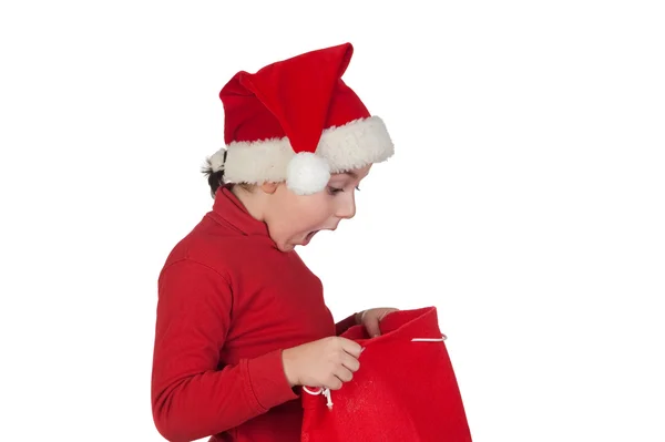 Κατάπληκτος αγόρι ψάχνει στην τσάντα Χριστούγεννα — Φωτογραφία Αρχείου