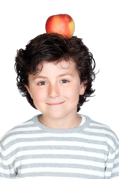 Όμορφο παιδί με ένα μήλο στο κεφάλι του — Φωτογραφία Αρχείου