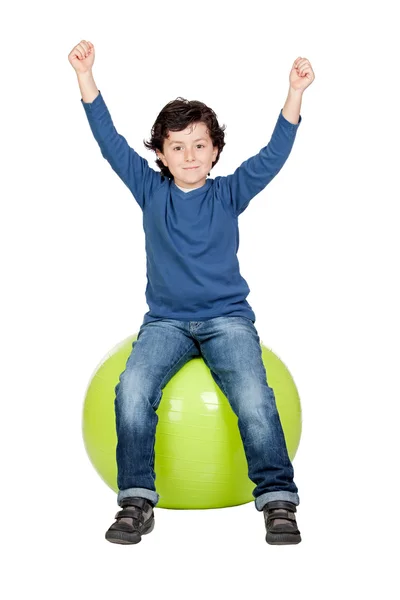Criança sentada em uma bola de pilates — Fotografia de Stock