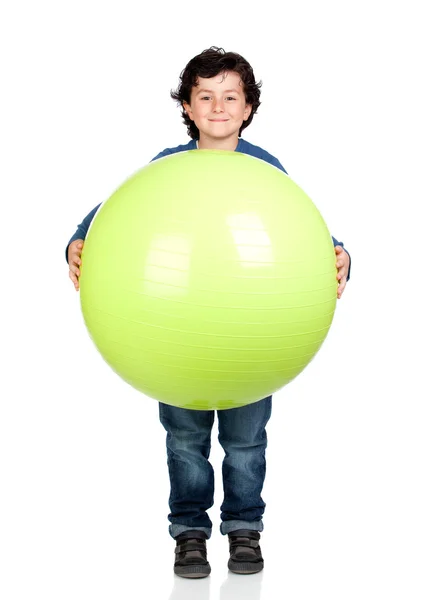 Bambino in possesso di una palla pilates — Foto Stock