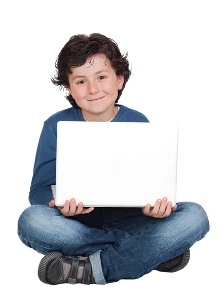 Adorable petit garçon assis avec ordinateur portable — Photo