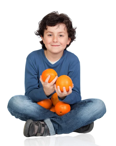 Grappige kind met vele sinaasappelen — Stockfoto