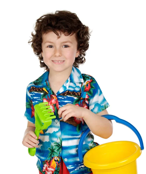 Красивый мальчик играет на пляже — стоковое фото