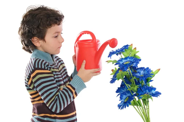 Дети поливают цветы — стоковое фото