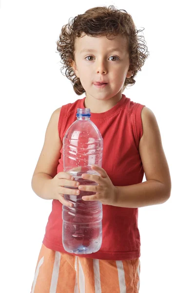Liebenswerter Junge trinkt Wasser — Stockfoto