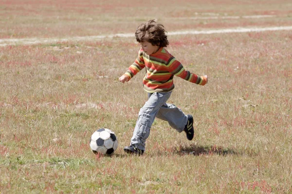 축구 하는 아이 — 스톡 사진
