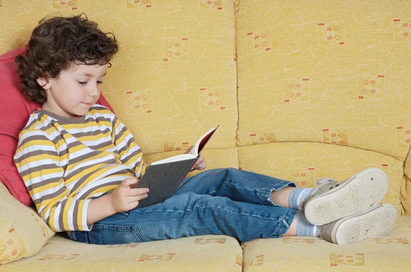 Очаровательный мальчик читает — стоковое фото