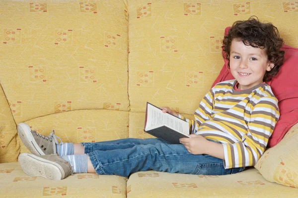 Schattige jongen lezen — Stockfoto