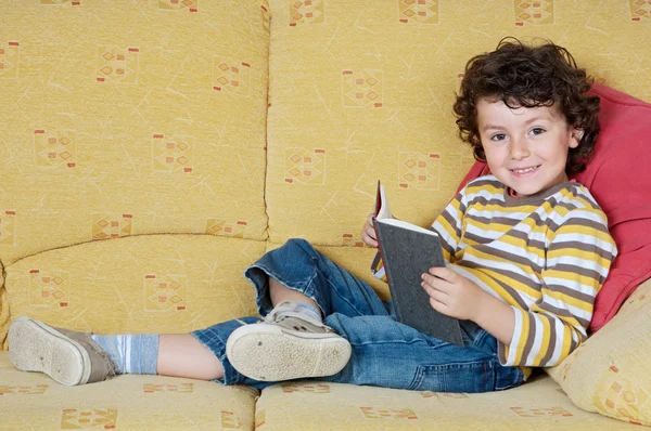 Adorabile ragazzo lettura — Foto Stock