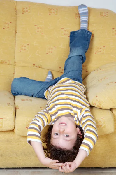 Çocuk evde kanepede uzanmış — Stok fotoğraf