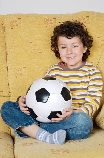 Chłopiec z piłką — Zdjęcie stockowe
