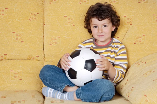 Adorable chico con una pelota — Foto de Stock