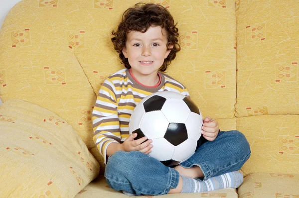 Entzückender Junge mit einem Ball — Stockfoto