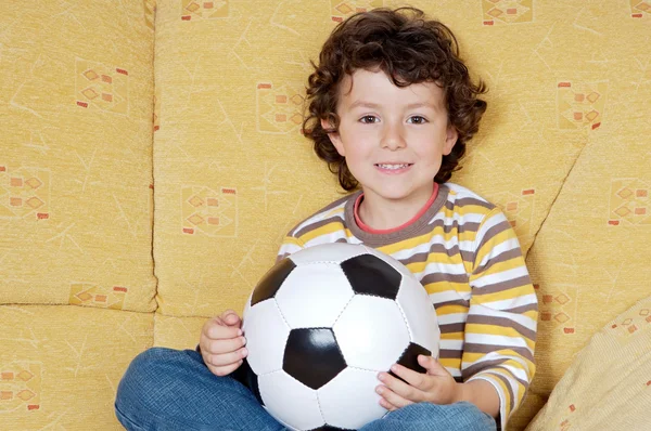 Милый мальчик с мячом — стоковое фото
