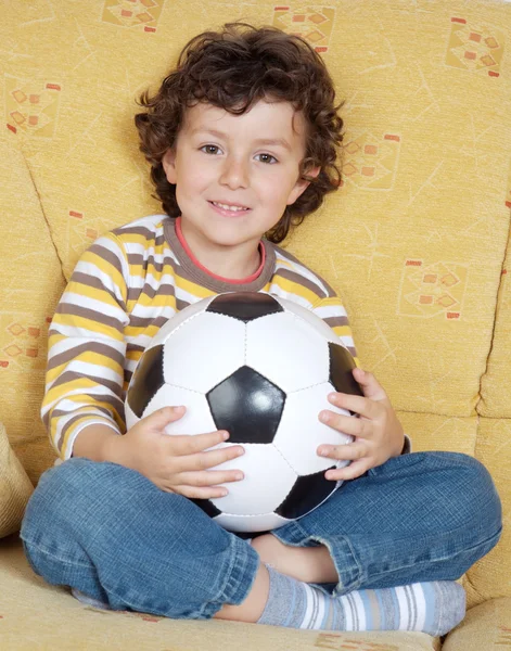 Милый мальчик с мячом — стоковое фото
