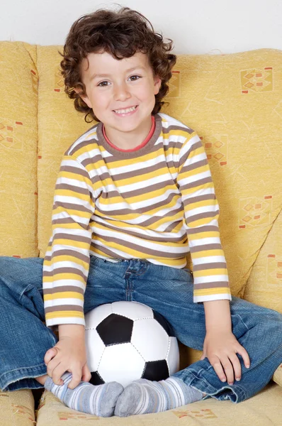 Adorable chico con una pelota — Foto de Stock