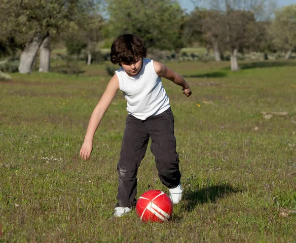 Μικρό παιδί που παίζει ποδόσφαιρο — Φωτογραφία Αρχείου