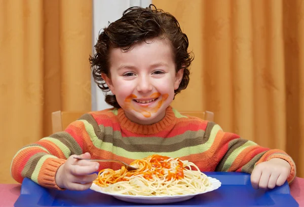 Kind isst in seinem Haus — Stockfoto