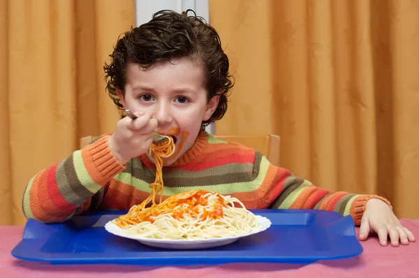 Barn äter i sitt hus — Stockfoto
