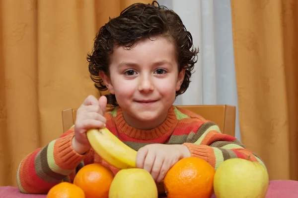 Niño comiendo fruta — Foto de Stock