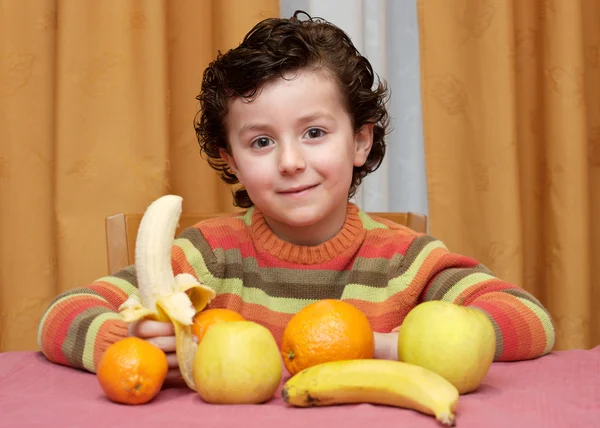Enfant mangeant des fruits — Photo