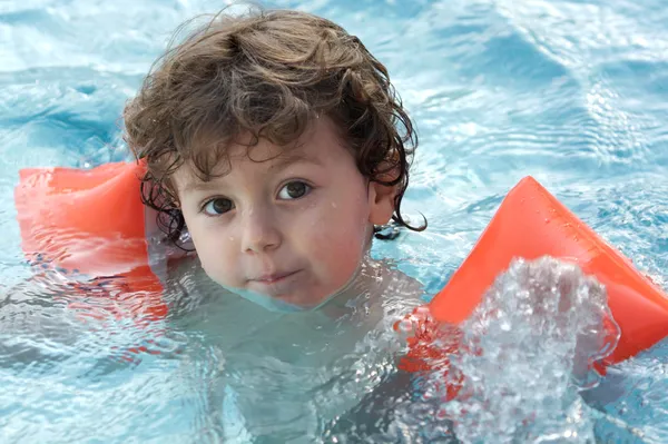 Liebenswerter Junge lernt schwimmen — Stockfoto