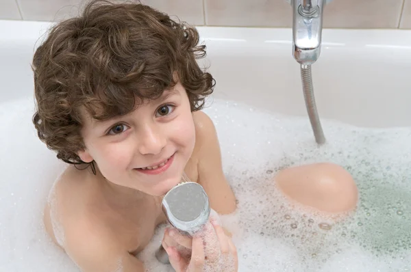 Kind in het bad — Stockfoto