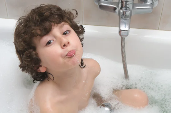 Criança no banho — Fotografia de Stock