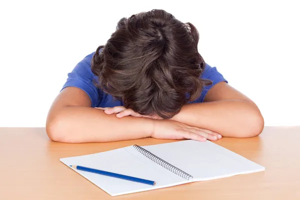 Öğrenci çocuk masasının üzerinde uyuyor — Stok fotoğraf