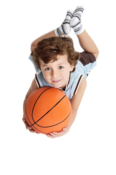 Rozkošný chlapec hraje basketbal — Stock fotografie