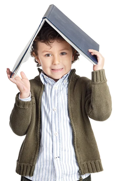 Bedårande pojke läser en bok — Stockfoto