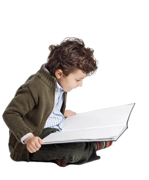 Bedårande pojke läser — Stockfoto