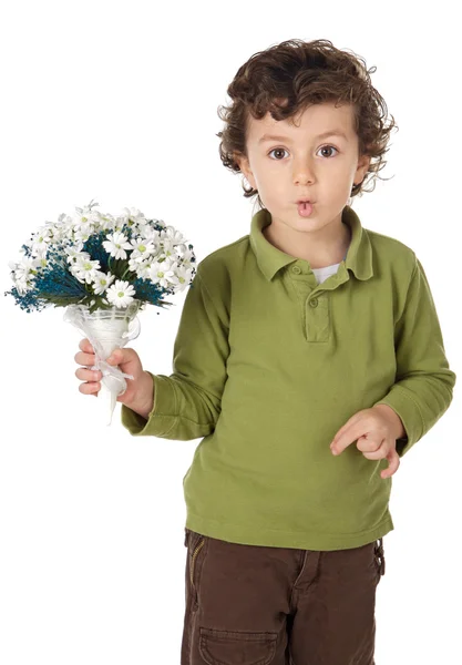 Menino adorável com flores e fazendo trivialidades — Fotografia de Stock