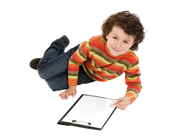 Ребенок лежа рисует картину — стоковое фото
