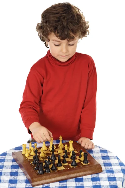 Rozkošný chlapec hraje šachy — Stock fotografie