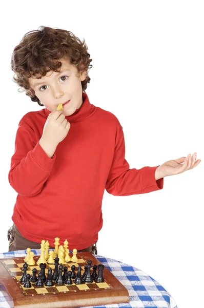 Menino adorável jogando xadrez — Fotografia de Stock