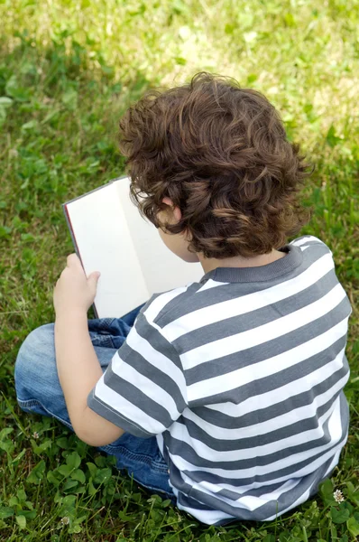 Kind liest ein Buch — Stockfoto