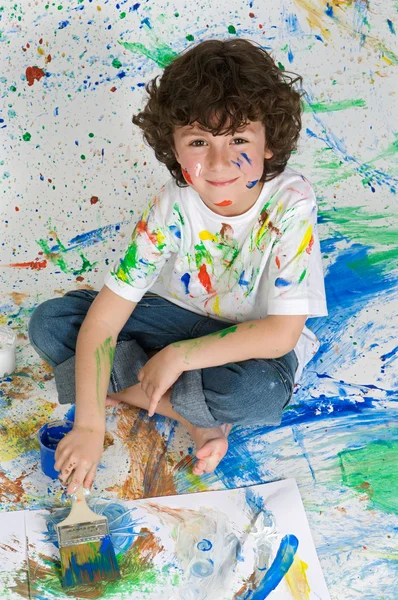 Kleiner Junge spielt mit Malerei — Stockfoto