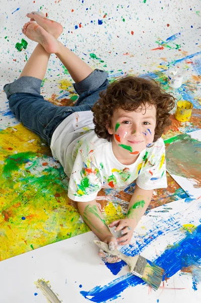 Мальчик играет с картиной — стоковое фото